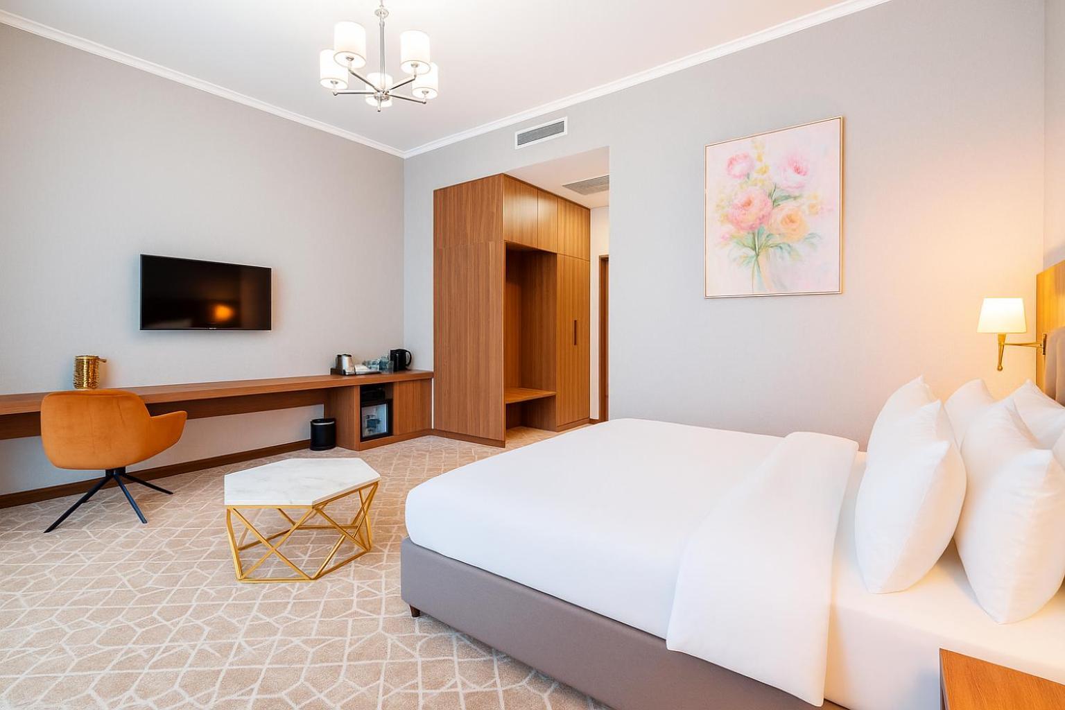 Tauke Khan Plaza Hotel 4*
